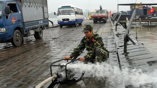 Cầu qua sông Hồng