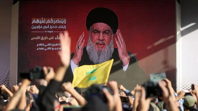 Pemimpin Hizbullah, Sayyed Hassan Nasrallah, tampil dalam tayangan video di depan para pendukungnya di Beirut, 3 November lalu.