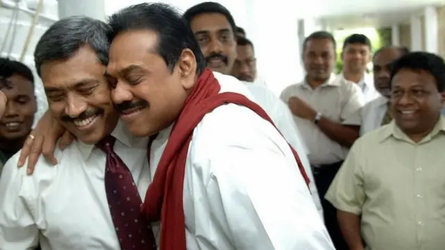 আততায়ীর হামলা থেকে প্রাণে বেঁচে যাবার পর প্রকাশ করা দুই রাজাপাকশা ভাইয়ের আলিঙ্গনের বিরল ছবিটি