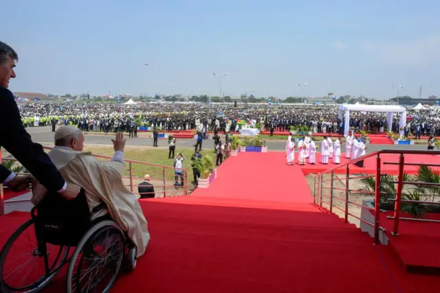 Le Pape François devant la foule à l'aéroport Ndolo.