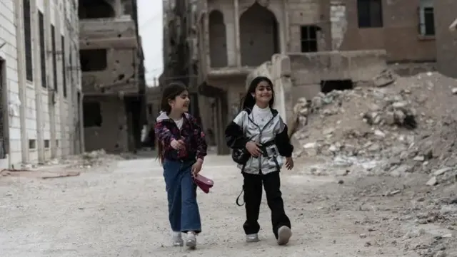 دو دختربچه خندان در میان ویرانه‌ها رها می‌روند