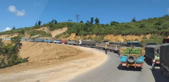 တရုတ်နယ်စပ်မှာ စောင့်နေတဲ့ ဖရဲကားတန်းကြီး