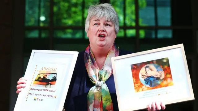 Una manifestante afuera de un tribunal en Melbourne