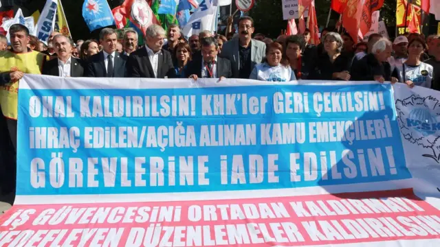 KESK tarafından düzenlenen, OHAL karşıtı bir gösteri.