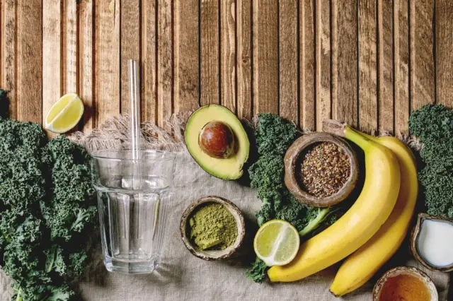 Kale, limón, banana y otros alimentos