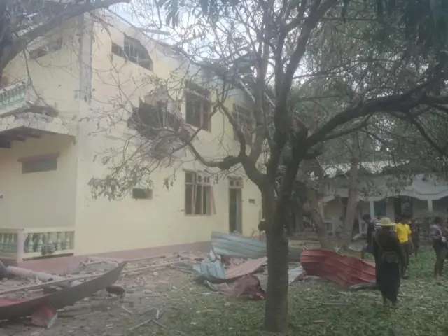 ဧပြီ ၁၂ ရက်မှာ လေကြောင်းဗုံးကြဲခံရတဲ့ စစ်ကိုင်းတိုင်း၊ ဒီပဲယင်းမြို့နယ်ထဲက ကြခတ်ရွာ၊ တောင်ငူဘုန်းကြီးကျောင်း အပျက်အစီး အခြေအနေ