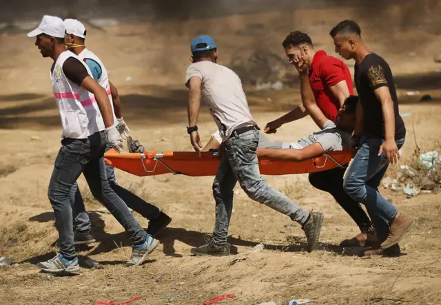 Servicios de emergencia evacúan a un palestino herido