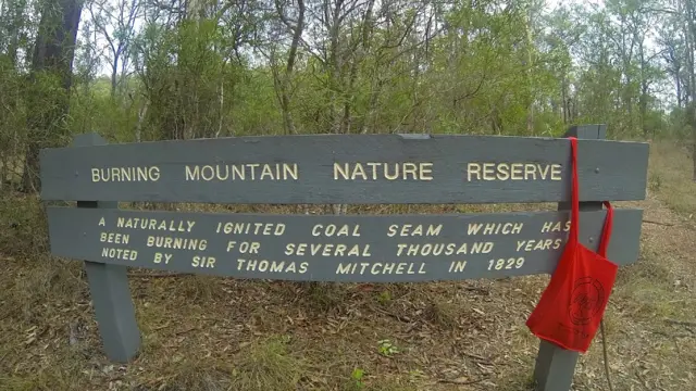 Cartel que marca el reserva de Burning Mountain o Montaña Ardiente