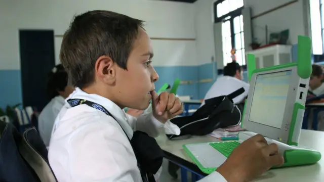 cocuk bilgisayar başında