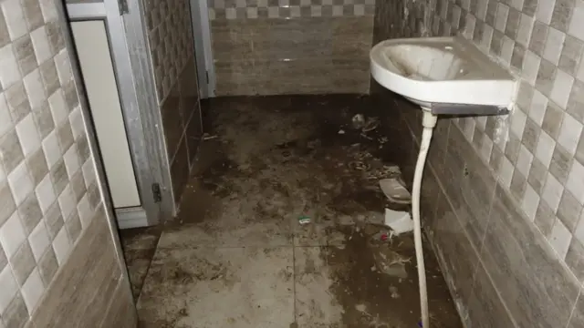 ਖਸਤਾ ਹਾਲ ਪਖਾਨਾ