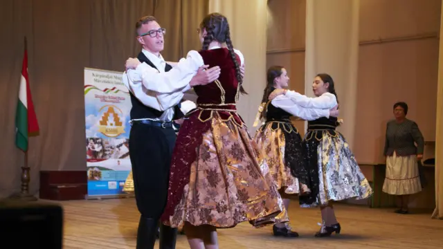 Молодь у національному угорському вбранні танцює на сцені села Дерцен Закарпатської області, на фестивалі угорської культури.