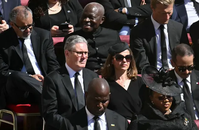 Стармери (у центрі) та голова ВООЗ (ліворуч)