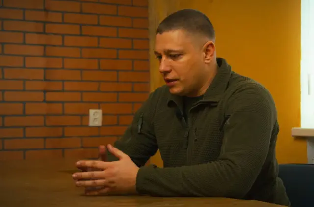 Полковник Сідорін сидить за столом