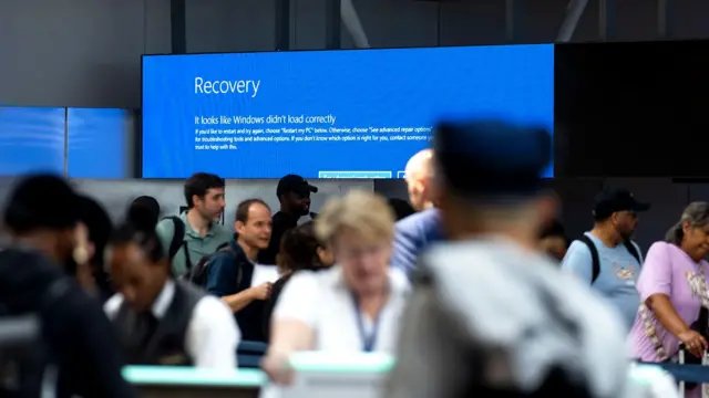 Люди під блакитним екраном із написом Recovery