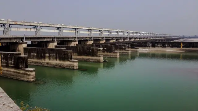 ফারাক্কা ব্যারেজ চালু হয় ১৯৭৫ সালে