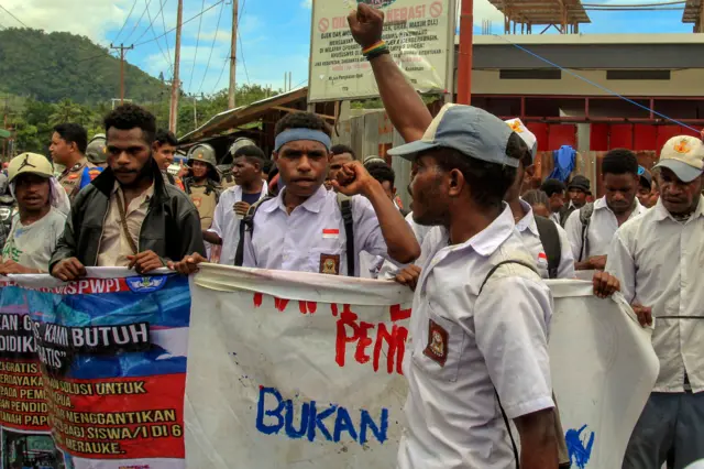 Pelajar, meneriakkan, yel-yel, aksi, penolakan, Makan Bergizi Gratis, Waena, Jayapura