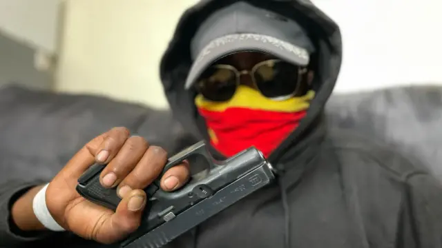 Kenya, vyagaragaye ko bamwe mu ba polisi bafise uruhara mu nkoho zikwiragiye mu ba ‘civiles’.