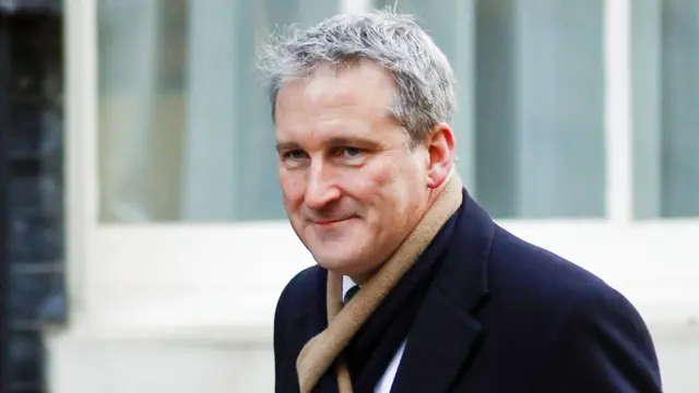 다미안 힌즈 영국 교육부 장관은 SNS에 보여지는 허구적 기대치가 청소년들에게 부정적인 영향을 미친다고 말했다