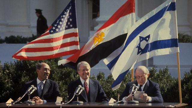 Anwar Sadat, Jimmy Carter y Menachem Begin.