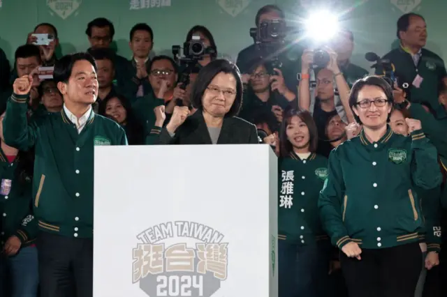 Ông Lại Thanh Đức (trái) được dự báo sẽ tiếp nối chính sách tự chủ cho Đài Loan của người tiền nhiệm Thái Anh Văn (giữa). Ở bìa phải hàng đầu là bà Tiêu Mỹ Cầm