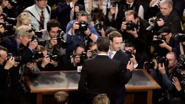 ব্যবহারকারীদের ব্যক্তিগত তথ্যের সুরক্ষা নিশ্চিত করতে না পারায় সম্প্রতি ব্যাপক সমালোচনার শিকার হন ফেসবুকের প্রধান নির্বাহী মার্ক জাকারবার্গ