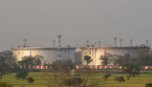 मथुरा येथील ऑइल रिफायनरीच्या आतील तेल साठवण्याच्या टाक्या 