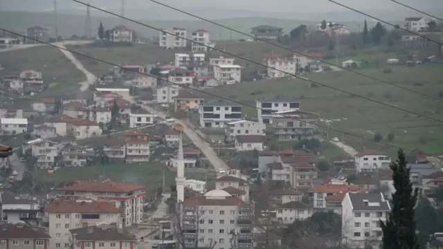 Yalova'nın çevresindeki mahallelerden bir görüntü. Tepelik alanda arası açık binalar görülüyor. 