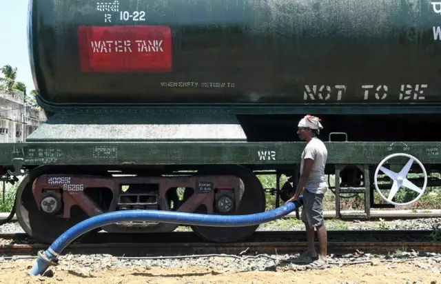 वाटर ट्रेन, पानी के वैगन की ट्रेन, ट्रेन, चेन्नई, जल संकट, पानी, ट्रेन पर पानी