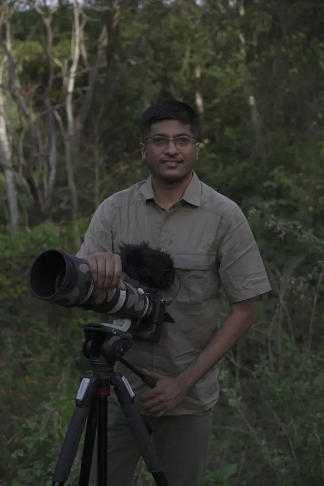 மின்மினிப் பூச்சிகளால் ஒளிரும் ஆனைமலை: விருது வென்ற அதிசய புகைப்படத்தின் பின்னணி