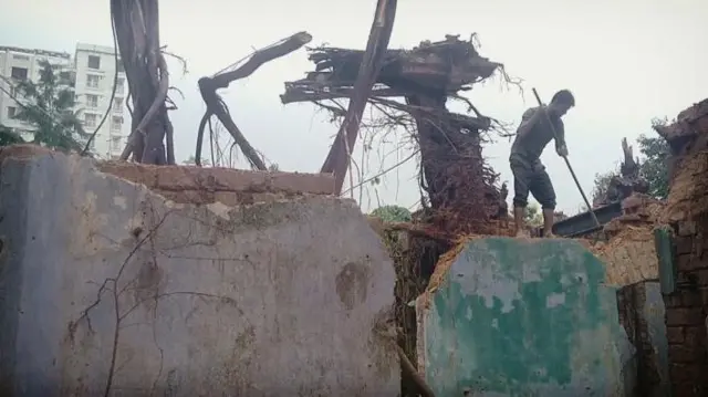 इमारत के विध्वंस की तस्वीरें