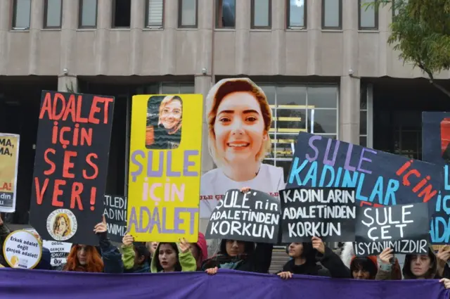 dava sırasında kadınların yaptığı protesto eylemi