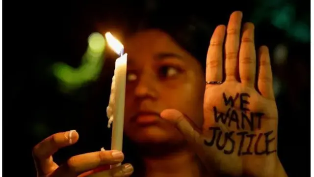 Aworan ọmọbinrin to mu abẹla dani, to n fi atẹlẹwọ rẹ beere fun idajọ ododo.