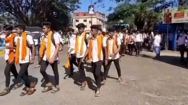 हिंदूवादी छात्रों ने गमछा पहनकर विरोध किया है