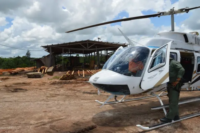 Helikopter selama operasi untuk menghentikan deforestasi di Amazon