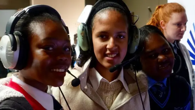 ታዳጊ ልጃገረዶች በስልጠናው ካምፕ ውስጥ