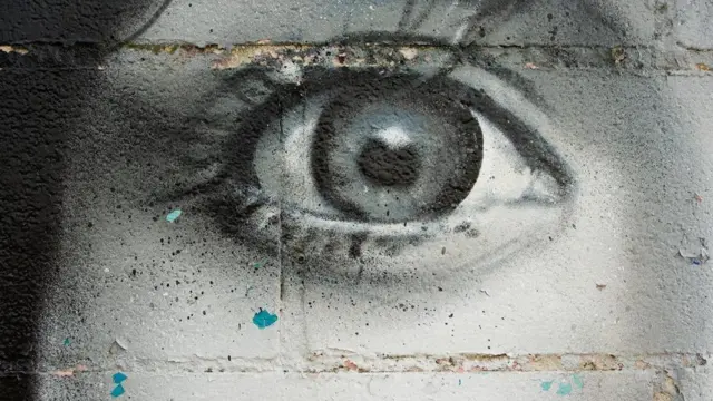 صورة لعين مرسومة على أحد الجدران