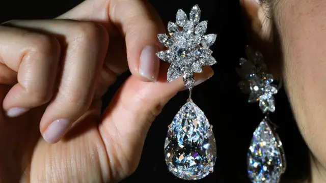 มือผู้หญิงกับต่างหูเพชร