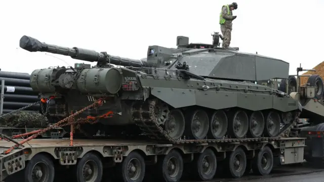 Танк готовится к отправке в Эстонию