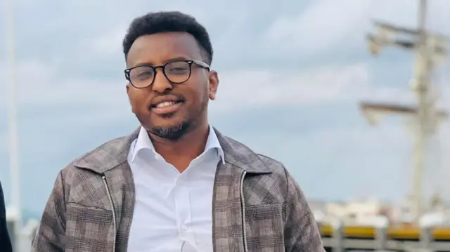 Axmed Kaboole, falanqeeye arrimaha amniga 