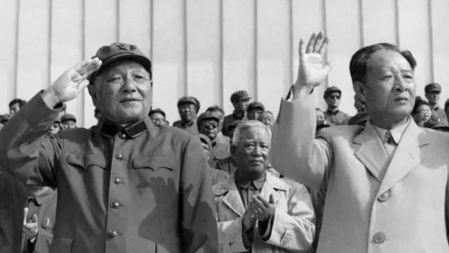 डेंग शाओपिंग (डावीकडे) आणि हू याओबांग