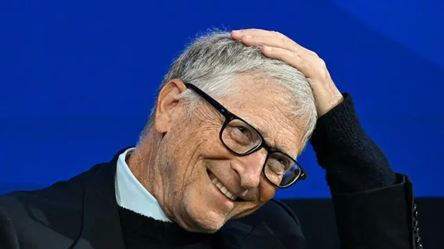 Bill Gates gestykuluje podczas wystąpienia na dorocznym spotkaniu Światowego Forum Ekonomicznego w Davos, 21 stycznia 2026 r.