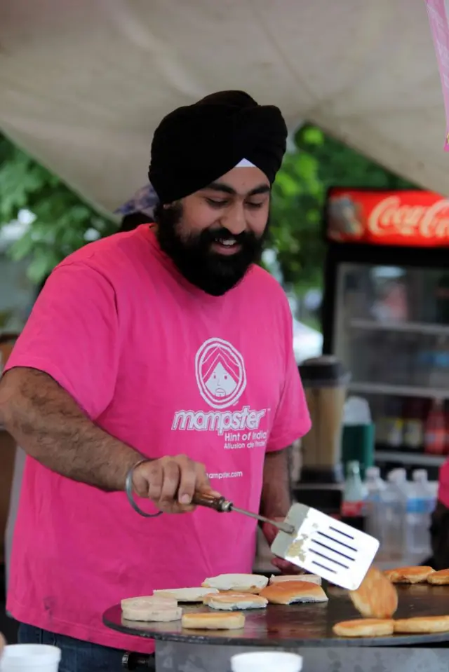 शिखांनी कॅनडामध्ये स्थलांतर करायला केव्हा सुरुवात केली?