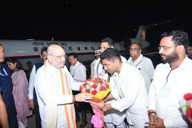 आमदार संग्राम जगताप केंद्रीय गृहमंत्री अमित शाह यांचं स्वागत करताना