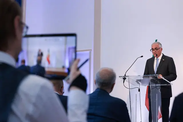 شاهزاده رضا پهلوی در آغاز این نشست خبری از حاضران خواست به احترام مردم ایران که در روزهای اخیر بهای سنگینی برای آزادی پرداخته‌اند، یک دقیقه سکوت کنند