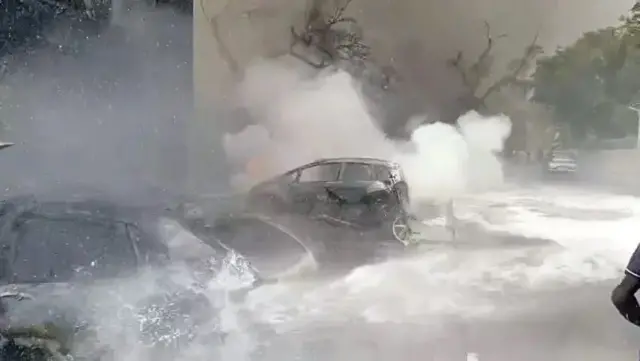 বিমানে আগুন লাগার পাশাপাশি এলাকাতেও আগুন লেগে যায়