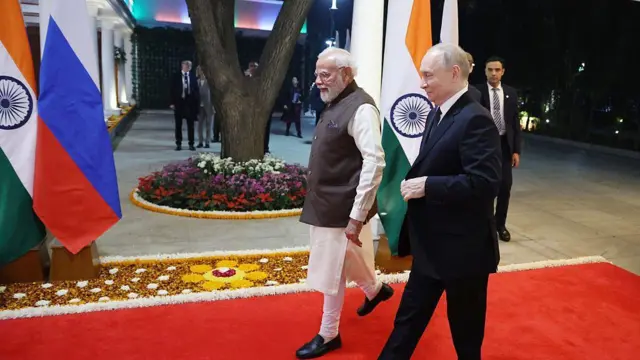 Прем’єр-міністр Індії Нарендра Моді та президент Росії Володимир Путін прибувають до резиденції глави індійського уряду в Нью-Делі, де мала відбутися неформальна вечеря