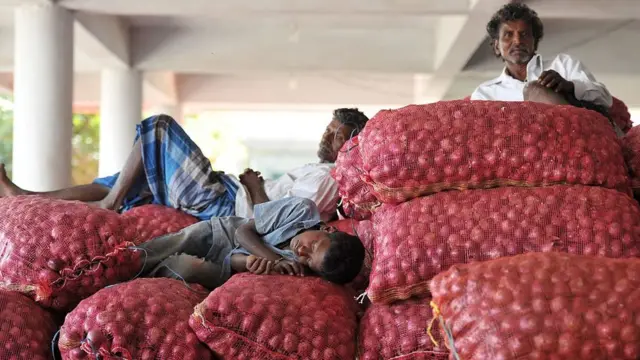 ఉల్లిపాయల బస్తాలపై రైతులు