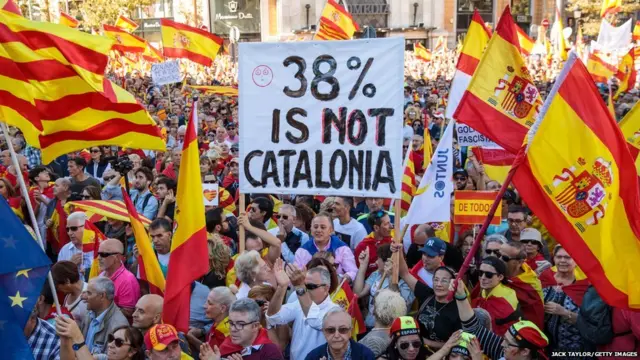 स्पेनच्या एकतेसाठी मोठ्या संख्येने लोक या रॅलीत सहभागी झाले होते.