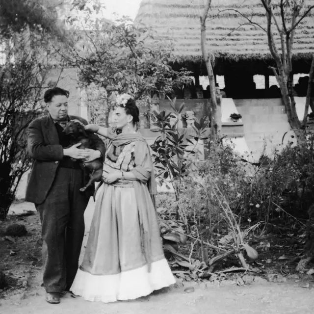 Diego Rivera y Frida Kahlo en Ciudad de México en la década de 1940.