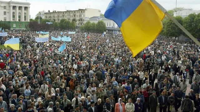 ক্রাইমিয়ার সিমফেরোপল শহরের কেন্দ্রে এক গণবিক্ষোভে উপস্থিত হাজার হাজার ক্রাইমিয়ান তাতার